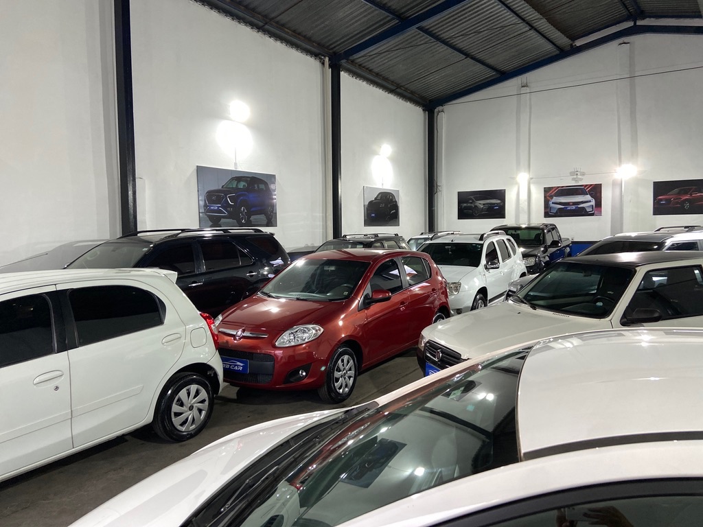Carros expostos no pátio coberto da RB Car